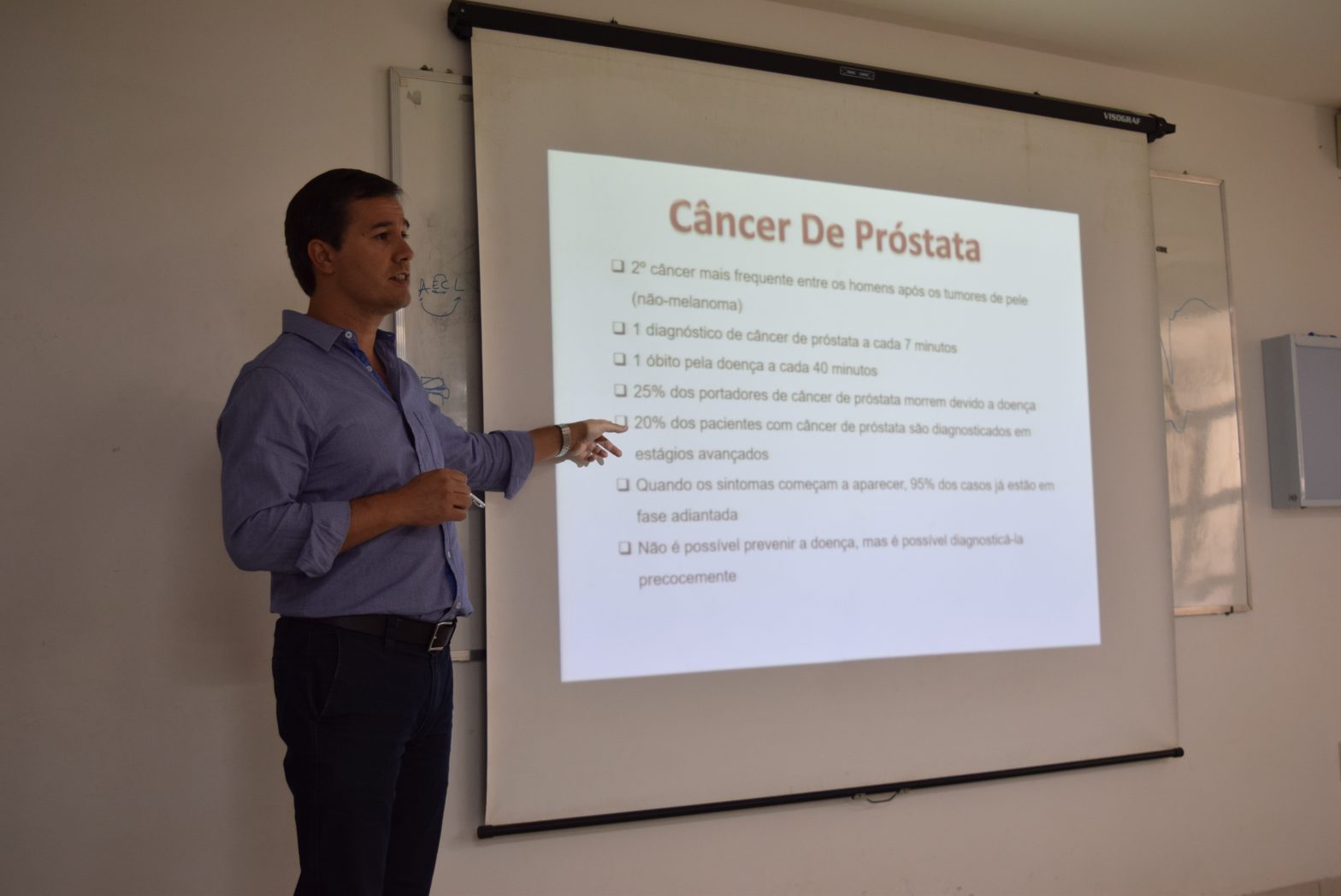 Urologista Felipe Camacho em palestra